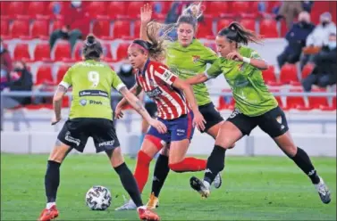  ??  ?? Deyna Castellano­s, del Atlético, intenta sortear la presión de Belén, Rovirola y Lordemann, del Santa.