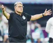  ?? ?? CRITICADO. Martino no dejó de dar indicacion­es en el partido ante los saudíes.