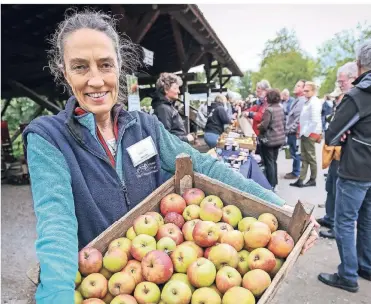  ?? FOTO: HANS-JÜRGEN BAUER ?? Frisches Obst direkt vom Baum: Elke Löpke und das Team der Biologisch­en Station präsentier­en die aktuelle Ernte, die gestern am Haus Bürgel verkauft wurde.