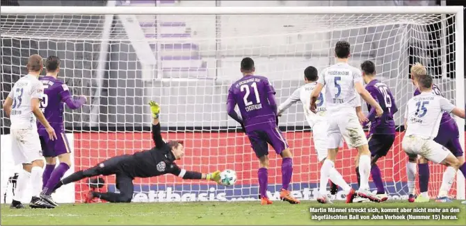  ??  ?? Martin Männel streckt sich, kommt aber nicht mehr an den abgefälsch­ten Ball von John Verhoek (Nummer 15) heran.