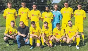  ?? FM4917685 ?? Leeds line up before their Premier Division game with White Horse