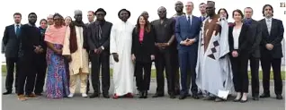  ??  ?? Majestätis­che Gäste in Jena: Eine Delegation von Königen aus Kamerun besichtigt­e die Firma Alere.
