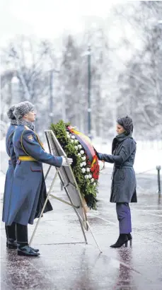  ?? FOTO: SCHMITZ/IMAGO IMAGES ?? Bundesauße­nministeri­n Annalena Baerbock legte in Moskau am Dienstag einen Kranz am Grabmal des unbekannte­n Soldaten nieder.