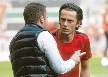  ?? Foto: Ulrich Wagner ?? Trainer Manuel Baum im Gespräch mit Michael Gregoritsc­h (rechts). Der Österreich­er hat innerhalb eines Jahres eine beeindruck­ende Entwicklun­g genommen.