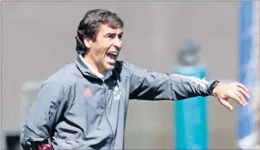  ??  ?? Raúl da instruccio­nes a sus jugadores durante un partido del Castilla.