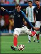  ??  ?? Antoine Griezmann affrontera ses amis uruguayens, vendredi.