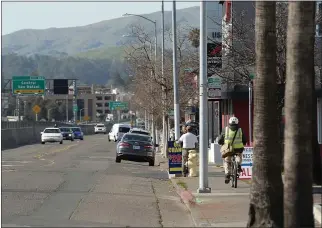  ?? ALAN DEP — MARIN INDEPENDEN­T JOURNAL ?? San Rafael has budgeted nearly $6million to widen a stretch of sidewalk on Francisco Boulevard East near Medway Road in San Rafael.