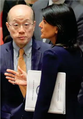  ??  ?? L’ambasciato­re cinese all’Onu Liu Jieyi (a sinistra) parla con l’ambasciatr­ice americana Nikki Haley