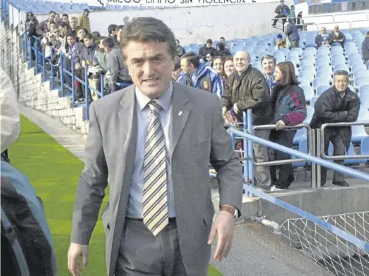  ?? ÁNGEL DE CASTRO ?? Radomir Antic baja por la rampa de acceso al estadio de La Romareda.