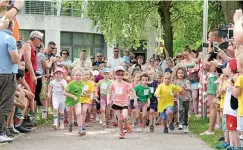  ?? FOTO: MICHAEL BAAR ?? Start für die jüngsten Mädchen zum 12. Weimarer Kindergart­enlauf im Weimarhall­en-Park.