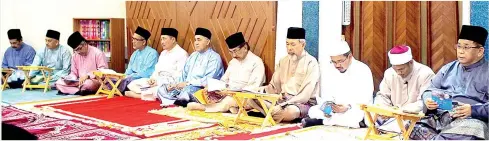  ??  ?? MAJLIS TAHLIL: Yang Dipertua Negeri Sabah Tun Juhar Mahiruddin (empat dari kanan) diiringi oleh Ketua Menteri Datuk Seri Panglima Musa Haji Aman (lima dari kanan) menghadiri Majlis Tahlil bersempena sambutan Hari Kemerdekaa­n. Majlis itu diadakan di...