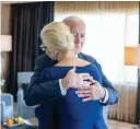  ?? [Imago] ?? Joe Biden umarmt Julia Nawalnaja bei einem Treffen in San Frrancisco.