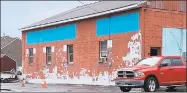  ?? Contribute­d photo ?? Work is underway to paint a mural on an exterior wall in the former Pierson Coal Building in Middletown.