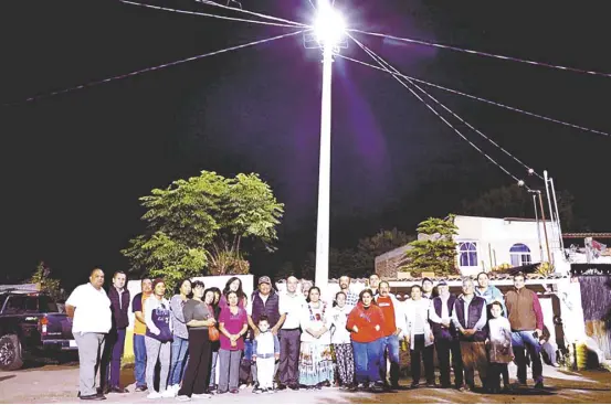  ??  ?? Vecinos de la comunidad Loma Linda acompañaro­n al alcalde Ariel Corona y le agradecier­on el apoyo para alumbrado público que beneficia a unas 50 familias.