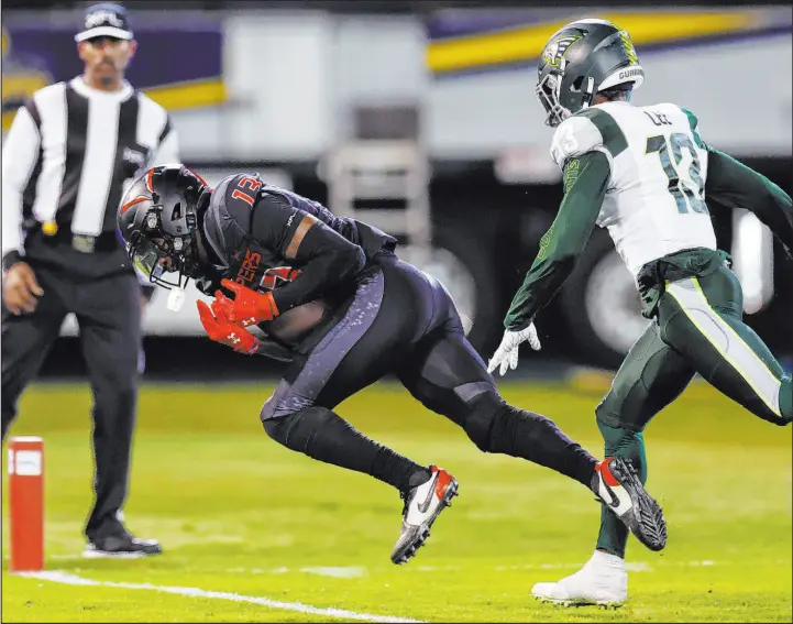  ?? Erik Verduzco
Las Vegas Review-journal ?? Vipers receiver Jeff Badet catches a touchdown Saturday night against Guardians safety Mike Lee in front of a crowd of 6,008 fans at Cashman Field. Badet had two TDS.