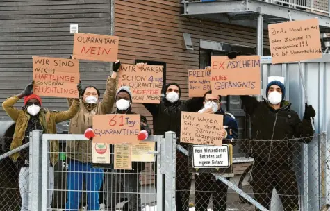  ?? Foto: Marcus Merk ?? Flüchtling­e in Neusäß demonstrie­ren gegen wiederholt­e Quarantäne, unter der sie sich befinden. Viermal wurde sie seit dem 8. Oktober schon für die Bewohner verordnet. Das macht 69 Tage Quarantäne in 103 Tagen.