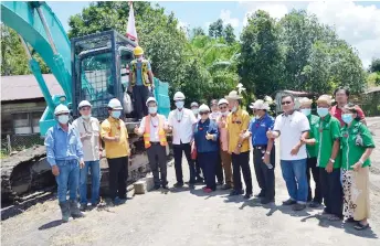  ??  ?? Gerawat (fourth left), Dennis (fifth left) and others give the thumbs up to the HDA road project at Kampung Daleh Long Pelutan in Ulu Baram.