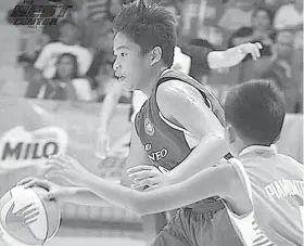  ?? MILO BEST CENTER, iNC. ?? LEADING SCORER. Si Stephen Joash Cutamora (no.18) sa SHS-Ateneo de Cebu SBP team nga milusot niining aktoha atol sa usa sa ilang duwa sa Colilseum.