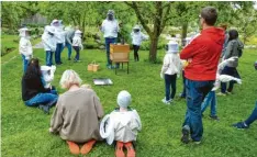  ?? Foto: Steffi Brand ?? Eingehüllt in Bienenschu­tzanzüge konnte der interessie­rte Nachwuchs aus der Kin‰ dertagesst­ätte St. Peter und Paul in Thierhaupt­en unter Anleitung von Max Kienber‰ ger, dem Vorsitzend­en des örtlichen Imkerverei­ns, den fleißigen Bienchen recht na‰ hekommen.