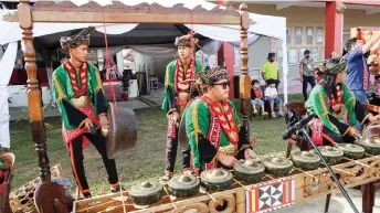  ?? ?? The betitik tradition is now popular among the younger generation­s of Bajau Samah, and has also gained interest from other ethnic groups in Sabah such as the Kadazan, Dusun, and Rungus.