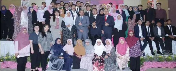  ?? [FOTO ZULFADHLI ZULKIFLI / BH] ?? Prof Dr Mohd Roslan (tengah) meraikan kejayaan dan merakam kenangan manis bersama-sama penerima anugerah pada Majlis Apresiasi Keusahawan­an Siswa UPM, baru-baru ini.