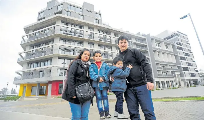  ?? FERNANDO DE LA ORDEN ?? Futuros propietari­os. Gimena Sabilla con su marido y sus hijos. Son una de las primeras familias a las que les confirmaro­n que accederán a una vivienda.