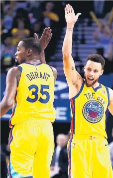  ??  ?? FIGURA. Stephen Curry, de los Golden State Warriors, es felicitado por su compañero Kevin Durant.