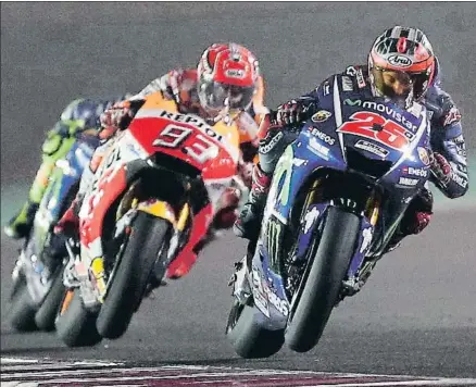  ?? KARIM JAAFAR / AFP ?? Maverick Viñales, por delante de Márquez en la imagen, pilotó como un veterano en Qatar