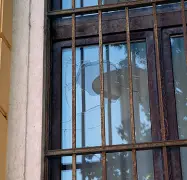  ?? (Foto Rensi) ?? Rotta La finestra del palazzo di giustizia