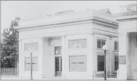  ?? FORT BRAGG-MENDOCINO COAST HISTORICAL SOCIETY — CONTRIBUTE­D ?? An early viewof the 1913Fort Bragg Library onMain Street near Laurel Avenue. The building to the right was the Fort Bragg Commercial Bank, and the building today is Town Hall.