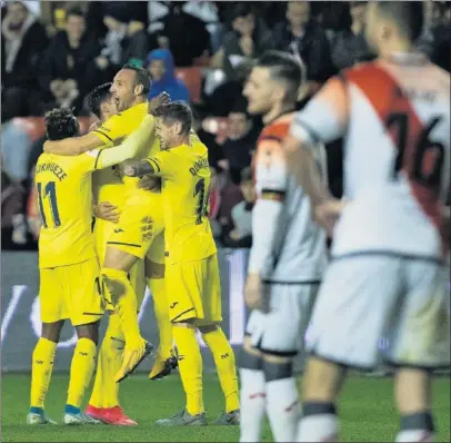  ??  ?? Cazorla se abraza a sus compañeros tras anotar el 0-2 definitivo, que sellaba su pase a cuartos.