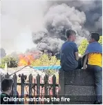  ??  ?? Children watching the fire