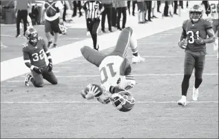  ?? DOUG MURRAY/AP ?? Chiefs WR Tyreek Hill backflips into the end zone for one of his three touchdowns in Sunday’s victory.