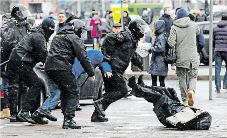  ?? Foto: AP ?? Tvrdý zásah policie Běloruští policisté se pokoušejí všemi prostředky zpacifikov­at opoziční demonstrac­i v Minsku.