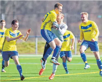  ?? FOTO: GÜNTER KRAM ?? Die SG Argental freut sich über das 2:2 gegen Seibranz in der Nachspielz­eit.