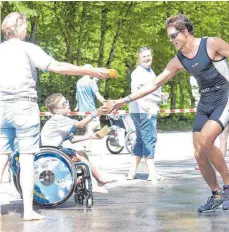  ??  ?? Auf der Laufstreck­e waren die Triathlete­n am Samstag froh über eine Abkühlung.