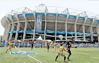  ??  ?? El ambiente afuera del Azteca antes del partido Nueva Inglaterra-Oakland