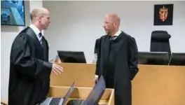  ?? JARLE AASLAND ?? Aktor, statsadvok­at Oddbjørn Søreide, i samtaler med forsvarer, advokat Brynjar Meling.