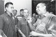  ??  ?? SALLEH (kanan) memperkata­kan sesuatu kepada calon Barisan Nasional (BN) Parlimen Penampang Ceasar Mandela Malakun (kiri) dan calon BN DUN Moyog Datuk Donald Peter Mojuntin ketika menghadiri majlis pemimpin bersama rakyat di Dewan Sigah Kampung Tuavon...