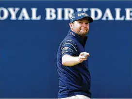  ?? GETTY IMAGES ?? Branden Grace acknowledg­es the crowd on the 18th green after completing a 62, the lowest score in major championsh­ip history, during Saturday’s third round.