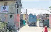  ?? WASEEM ANDRABI/HT ?? A paramilita­ry vehicle enters a Pandit colony in Sheikhpora, Budgam, on Friday.