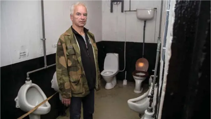  ?? ?? Driftslede­r Arild Andersen på toalettet knyttet til Kristiansa­nd kanonmuseu­m.