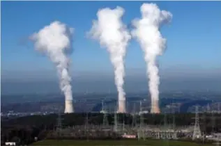  ?? FOTO MARC HERREMANS ?? De kerncentra­le met drie reactoren van Tihange, bij Hoei.