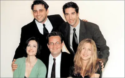  ??  ?? Courtney Cox, David Schwimmer, Matt LeBlanc, Matthew Perry i Jennifer Aniston snimljeni su 1998. godine na vrhuncu slave. (Na fotografij­i nedostaje Lisa Kudrow koja je glumila Phoebe)