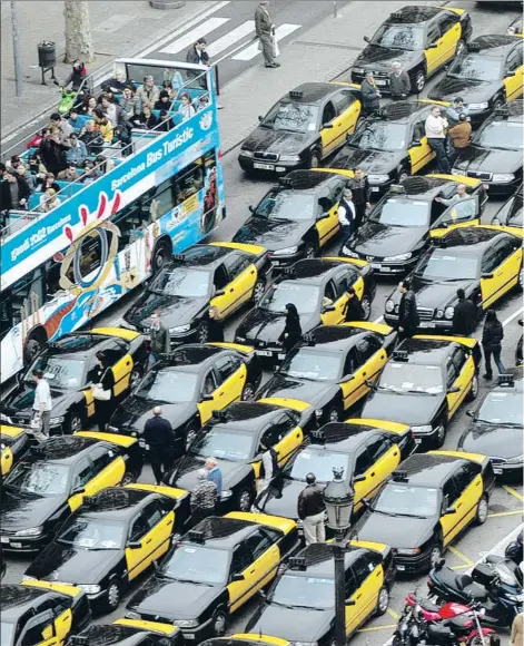  ??  ?? Los taxistas han organizado multitud de paros y manifestac­iones contra la amenaza de las licencias VTC