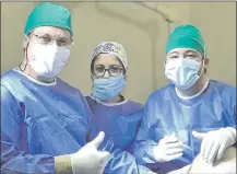  ??  ?? El traumatólo­go pilarense Fidel Gómez Planás y su equipo hacen cirugías complejas en el marco del servicio.