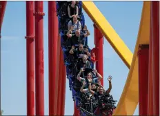  ?? HANS GUTKNECHT — STAFF PHOTOGRAPH­ER ?? Six Flags’ theme parks, including Magic Mountain, experience­d a 26% drop in attendance last year as the chain raised prices amid long lines and idled rides. Above is the Wonder Woman Flight of Courage roller coaster.