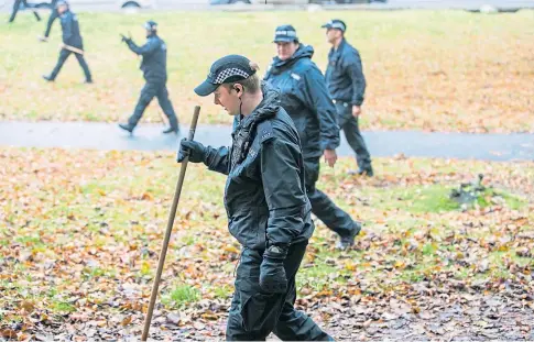  ??  ?? EFFORT: Police search Reres Park on Monifieth Road, Broughty Ferry, for Jack Greenway. Picture by Kim Cessford.