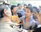  ?? HT PHOTO ?? Police arresting the two accused killers on Tuesday. ■