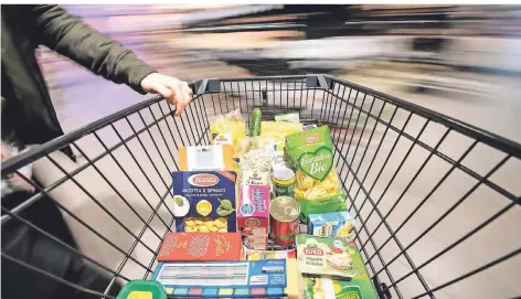  ?? FOTO: FABIAN SOMMER/DPA ?? Praktisch in der Pandemie: Dank Online-Lieferdien­sten ist der Gang in den Supermarkt gar nicht mehr unbedingt nötig.